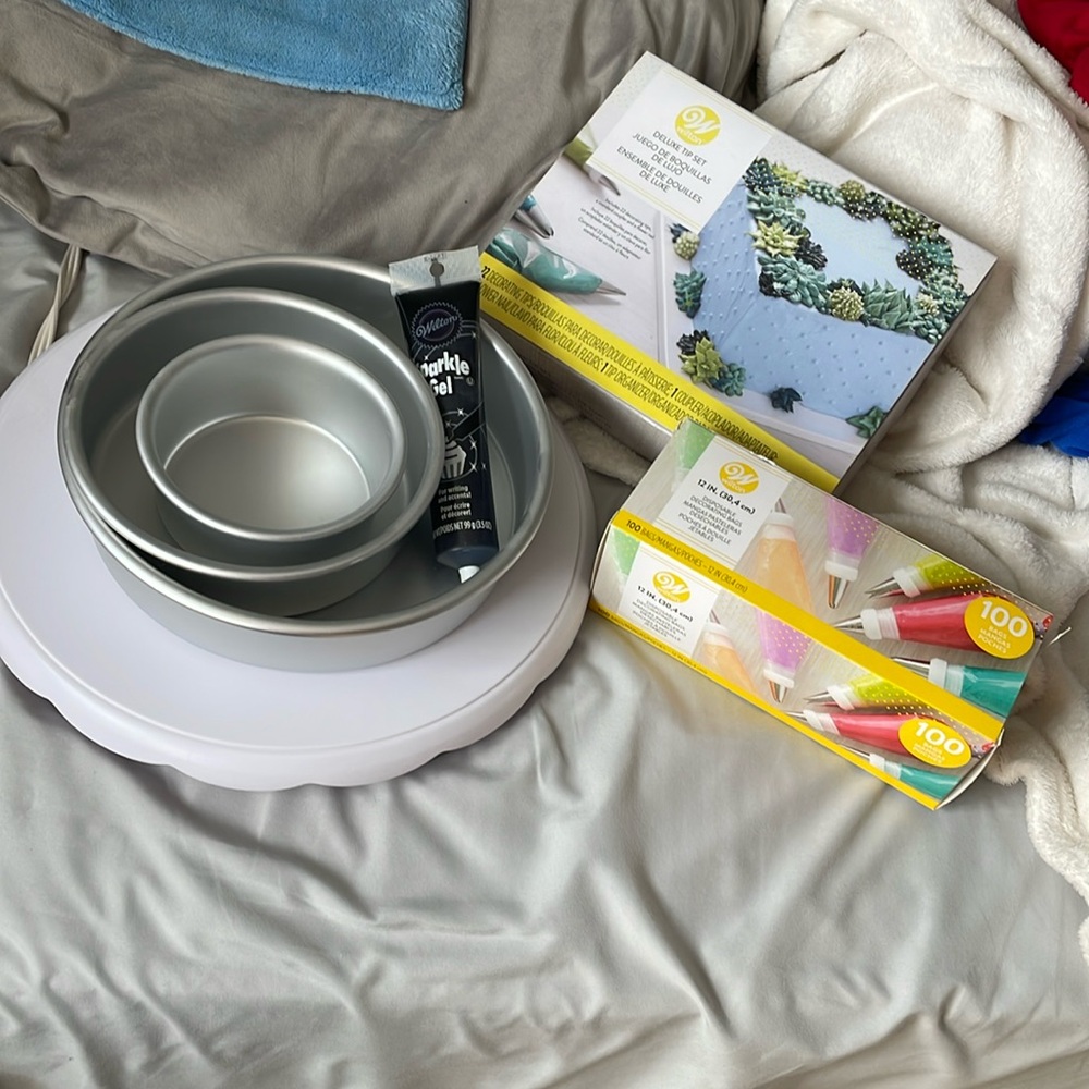 cake baking/decorating set